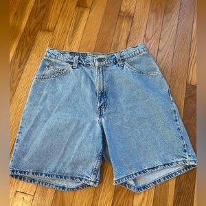 Vintage Levi 951 Relax Fit Shorts. Light wash